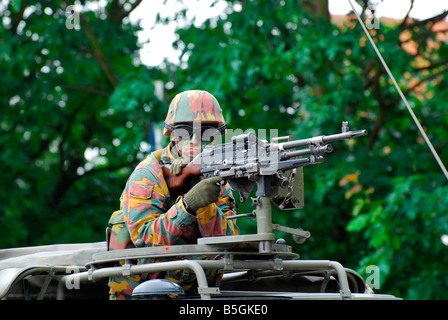 Ein Infanterie-Soldat der belgischen Armee auf der Hut mit dem Maschinengewehr FN MAG auf die Kabine des Unimog Fahrzeug montiert. Stockfoto