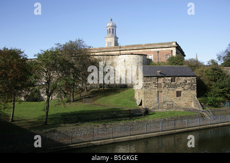 City of York, England. Die Gärten und die Mühle von York Castle Museum mit dem Museum im Hintergrund. Stockfoto