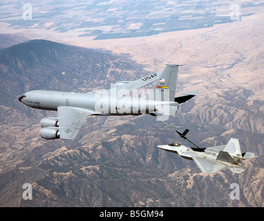 Eine f-22 Raptor erhält synthetischen Kraftstoff von einer KC-135 Stratotanker während einer Luft-Betankung Prüfung. Stockfoto