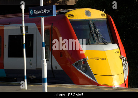 Der Gatwick Express steht auf der Plattform von dem Bahnhof Gatwick Airport West Sussex Stockfoto