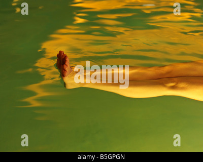 Ein Tag im Spa, die Beine der Frau schweben in einem Pool aus Wasser in einem Spa Stockfoto