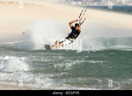 Man Kitesurfen in Tarifa, Cadiz, Andalusien, Spanien Stockfoto