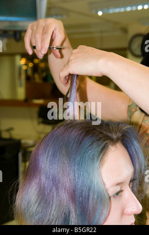Ein Friseur, eine Womans Haare schneiden Stockfoto