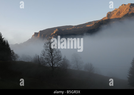 Foggy Mountain in der Nähe von Interlaken / Jungfraujoch in der Schweiz im Herbst Stockfoto