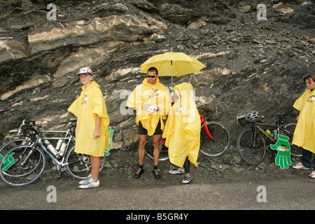 Zuschauer bei der Tour de France über den Col du Galibier warten auf die Fahrer. Stockfoto