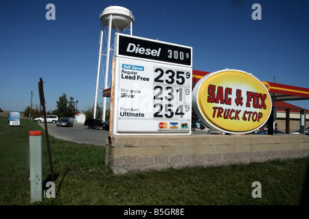 SAC & Fox Truck Stop-Schild zeigt $2,35 bleifreies Gas Benzin mit Bahnhof Shop im Hintergrund und der Wasserturm. Stockfoto