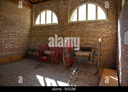 Das Innere des John Brown 'Fort' bei Harpers Ferry, West Virginia, mit 19. Jahrhundert "Feuerwehrfahrzeuge". Stockfoto