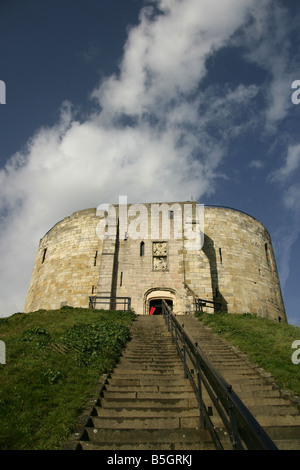 City of York, England. Die steilen Stufen hinauf auf Clifford es Tower auf York Castle. Stockfoto