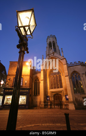 City of York, England. Abenddämmerung Blick auf ein altes umgearbeitet Straßenlaterne in St Helens Platz, mit St Helens Kirche im Hintergrund. Stockfoto