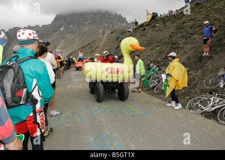 Zuschauer bei der Tour de France über den Col du Galibier warten auf die Fahrer. Stockfoto