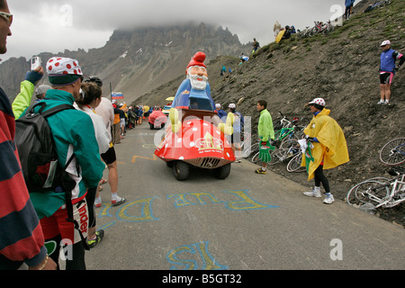 Zuschauer bei der Tour de France über den Col du Galibier warten auf die Fahrer. Stockfoto