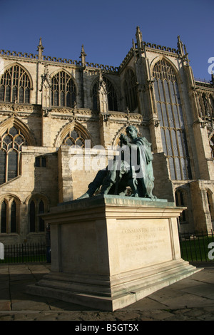 City of York, England. Philip Jackson geformt, Konstantin der große Statue mit York Minster im Hintergrund. Stockfoto