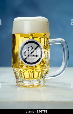 Bierkrug ohne Rauchen Zeichen Stockfoto