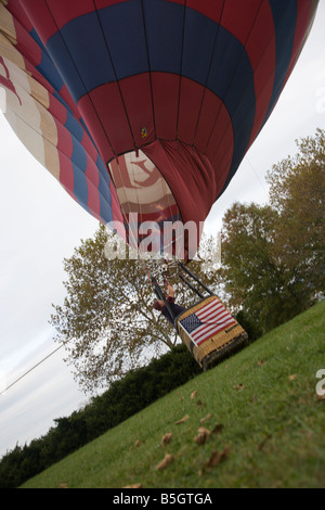 BB & T Heißluftballon beginnt zu steigen auf der 2008 Shenandoah Valley Hot Air Balloon Festival in Millwood, Virginia. Stockfoto