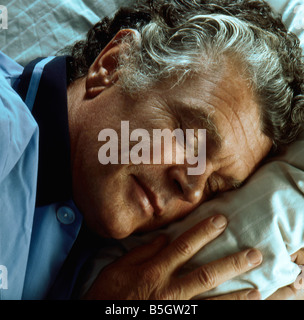 Porträt von einem schlafenden Åmiddle Alter Mann in seinem Bett Stockfoto