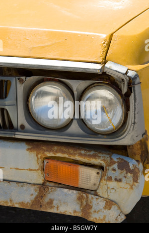 Die Scheinwerfer Motorhaube und Stoßstange auf einem alten rostigen Auto parkten in Kolimbithra Tinos Griechenland Stockfoto