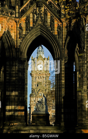 Walter Scott Monument mit 'Balmoral Hotel' Uhr hinter Edinburgh, Scotland, UK Stockfoto
