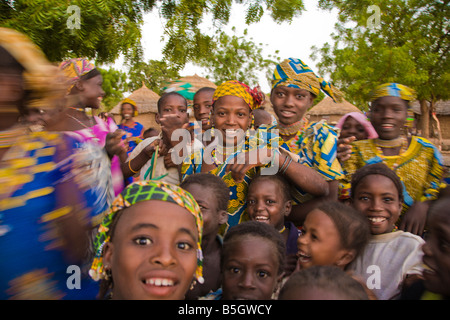 Junge Frauen und Kinder in Niger Bele Kwara laufen in Richtung der Kamera für das erste Bild ihres Lebens könnten Stockfoto
