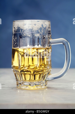 Halb volle Bierbecher Stockfoto