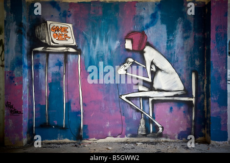 Ein Stück Graffiti auf einer Brachfläche Fabrik. Wandbild. Graffiti dans une Usine désaffectée. Stockfoto