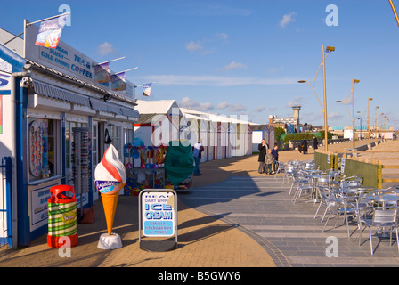 Blick entlang der Strandpromenade promenade in Great Yarmouth Norfolk Uk zeigt eine Café Eis und Tee und Kaffee zu verkaufen Stockfoto