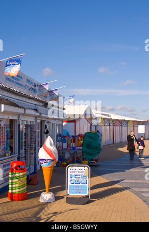 Blick entlang der Strandpromenade promenade in Great Yarmouth Norfolk Uk zeigt eine Café Eis und Tee & Kaffee zu verkaufen Stockfoto