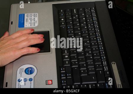 Womans Person Finger Hand mittels Touchpad eines Laptops Stockfoto