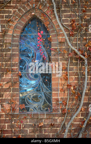 ausgezeichnetes Image der kirchlichen Glasfenster mit letzten Herbst rote Blätter Stockfoto