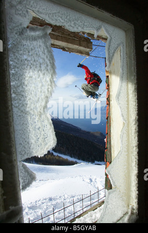 Skifahrer vor ein zerbrochenes Fenster springen Stockfoto