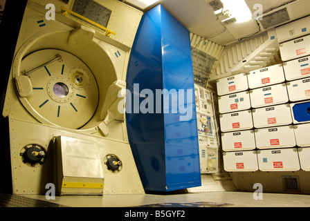 Mock-up der Besatzung auf Space Shuttle Orbiter Satellitenanzeige bei Houston Space Center Museum Stockfoto