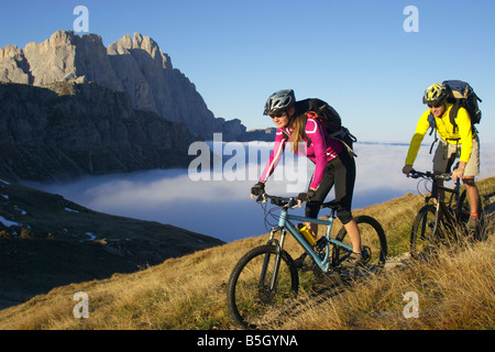 Zwei Radfahrer in den Bergen Stockfoto