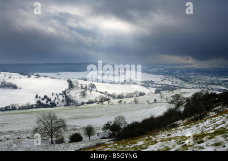 Schneefall in den Cotswold Hills an haresfield Beacon, Gloucestershire, England. Stockfoto