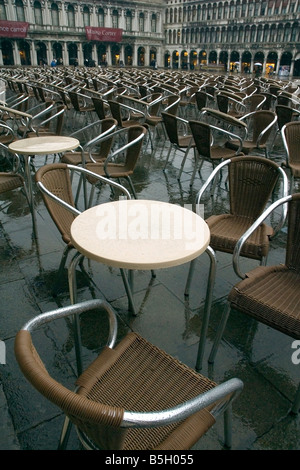 Ein seltenes Ereignis am verkehrsreichsten Wahrzeichen Venedigs, als ein April Dusche leert Piazza San Marco Cafés völlig unbesetzt zu lassen. Stockfoto