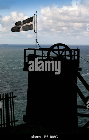 Maschinenhaus am Levante mit Cornwall Flagge Cornwall UK wieder aufgebaut Stockfoto