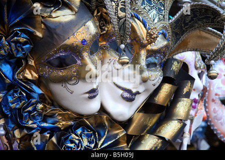 Reihe von venezianischen Masken in Gold und blau Stockfoto