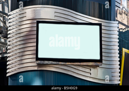 Ein LCD-TV auf einem Gebäude für die Werbung als eine Plakatwand Rahmen mit schwarzem Rand auf einem silbernen gewellten Farbhintergrund verwendet Stockfoto