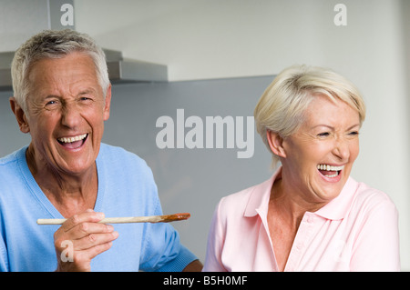 Älteres Paar gemeinsam kochen Stockfoto