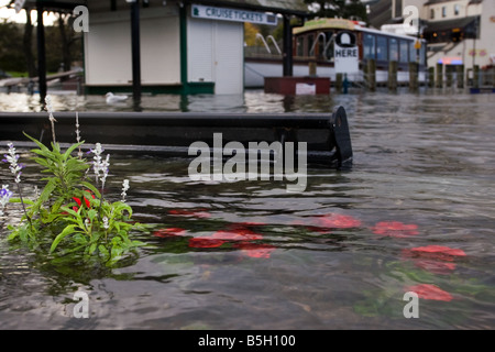 Überflutete Promenade am Lake Windermere Bowness Seenplatte UK Stockfoto