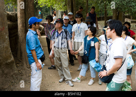 Besucher im Inneren die überwucherten Tempel der Ta Prohm Tempel von Angkor Siem Reap Kambodscha Stockfoto