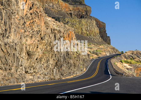 Basaltfelsen entlang der Autobahn in der Nähe von Soap Lake Washington Stockfoto