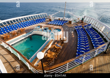 Der Swimming Pool und Sonnenliegen auf der Queen Elizabeth II auf endgültige westwärts Atlantiküberquerung 10. Oktober 2008 Stockfoto