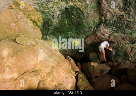 Biologe sammeln Algen Proben in einer marine Höhle, Foca, Türkei Stockfoto