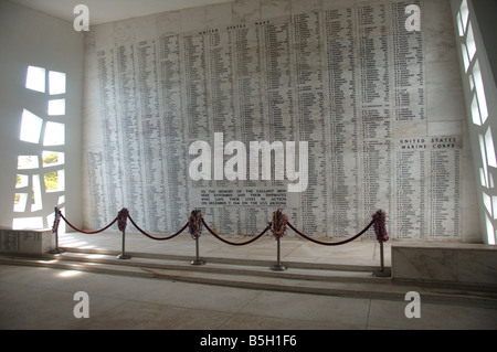 Innere des USS Arizona Memorial in Pearl Harbor zeigt die Namen der Personen getötet eingeschrieben in Marmor Stockfoto