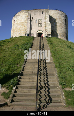 City of York, England. Die steilen Stufen hinauf auf Clifford es Tower auf York Castle. Stockfoto