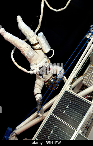 Mock-up des Astronauten im Raumanzug auf Durchführung von Wartungsarbeiten an Raumstation Satelliten im Space Center Houston Weltraumspaziergang Stockfoto