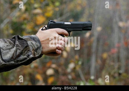 Nahaufnahme einer Colt 45 halbautomatische Pistole, die entlassen werden. Stockfoto