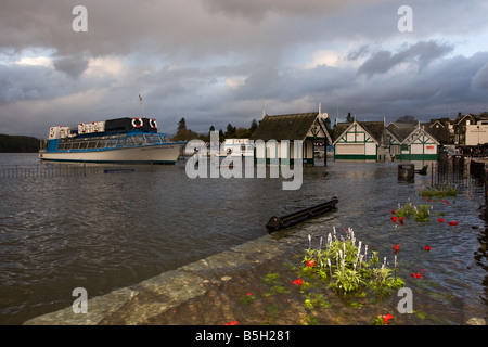 Überflutete Promenade am Lake Windermere Bowness Seenplatte UK Stockfoto