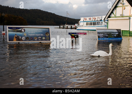 Überflutete Promenade am Lake Windermere Bowness Seenplatte UK Stockfoto