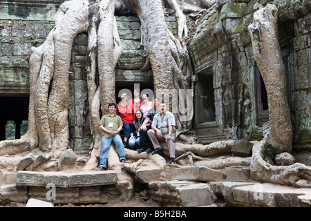 Besucher im Inneren die überwucherten Tempel der Ta Prohm Tempel von Angkor Siem Reap Kambodscha Stockfoto