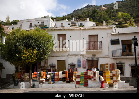 Lokal hergestellte Teppiche zu verkaufen in Pampaneira Dorfplatz in der Sierra Nevada in Südspanien Stockfoto